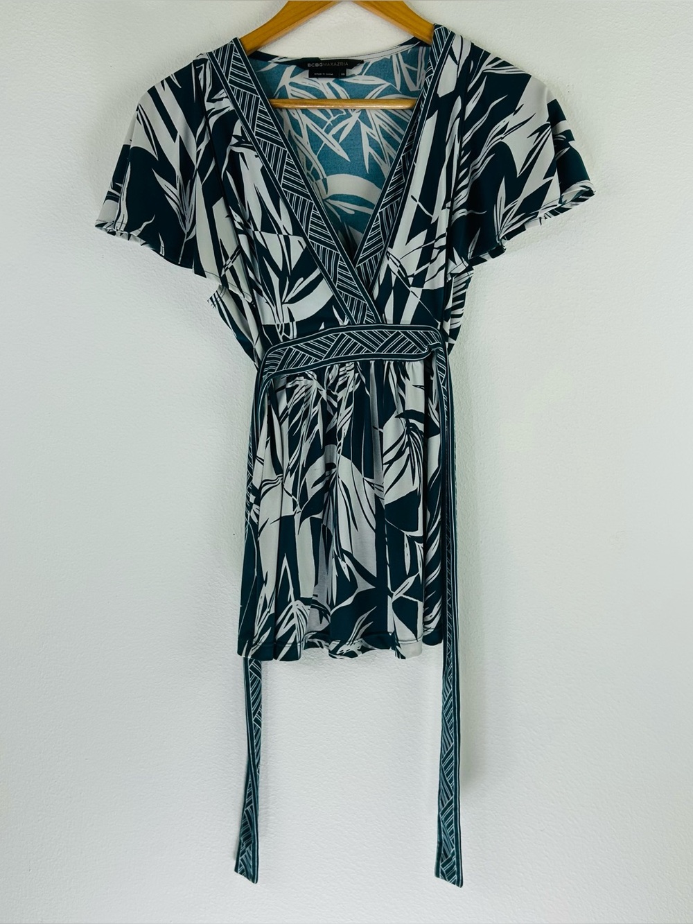 BCBGMaxAzria Women's Y2K White Green Kimono Wrap Top Flutter Sleeve Top Size XS